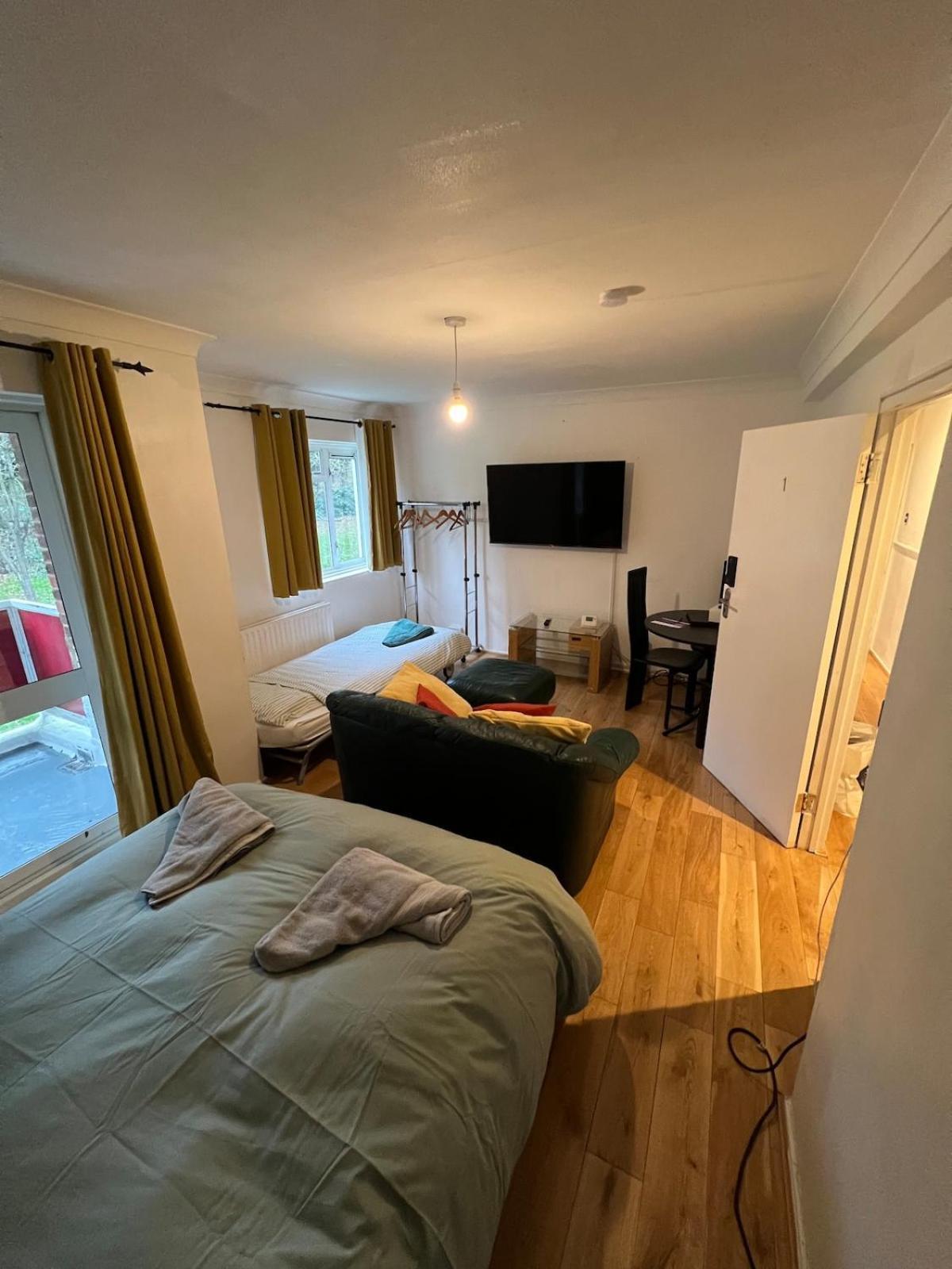 Royal Height - 3 Bed In Wembley Appartement