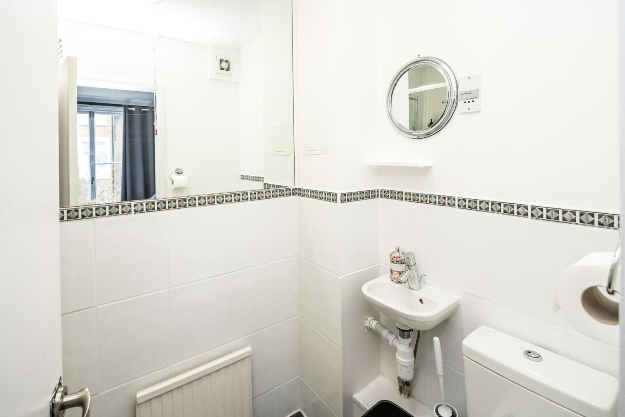 Beautiful 2-bed, 2 Bathrooms Flat In Zone 1, - Just Minutes Walk To High Street Kensington, Earls Court, Hyde Park *