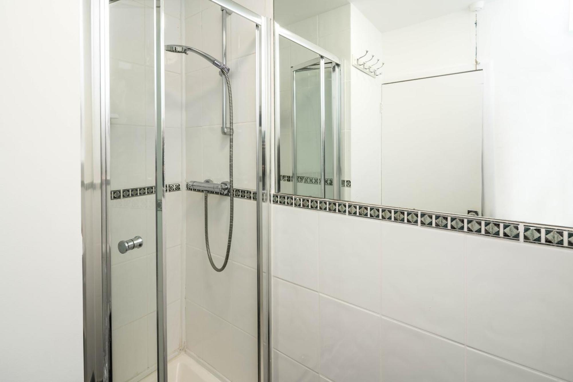 Beautiful 2-bed, 2 Bathrooms Flat In Zone 1, - Just Minutes Walk To High Street Kensington, Earls Court, Hyde Park * London