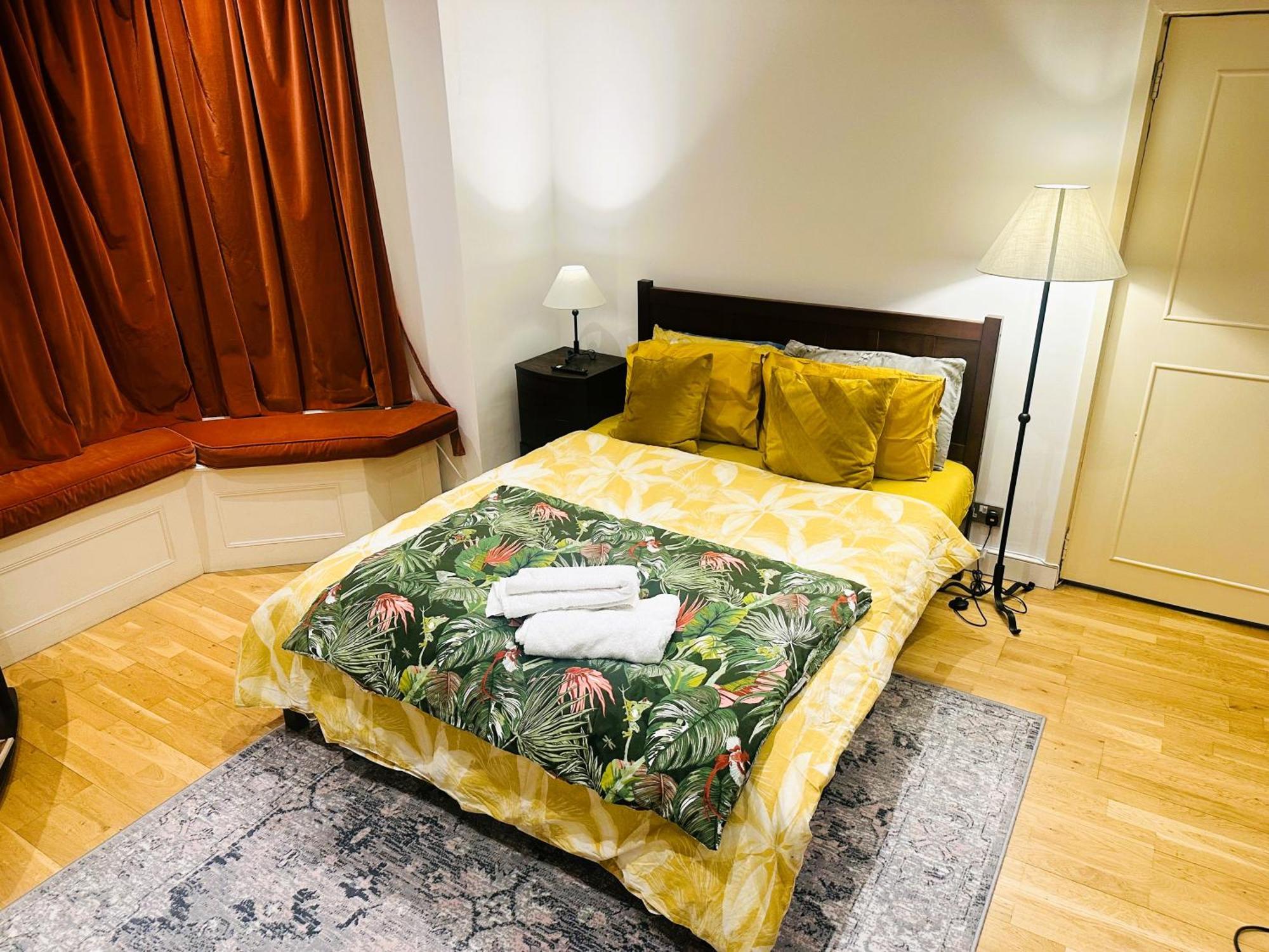 Charming Comfy By Kensington Apartment London
