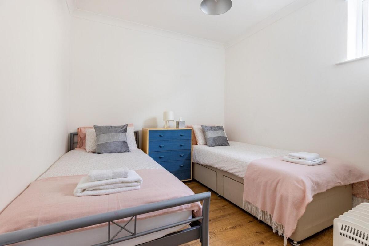 Flat Near Wembley, Self Check In, Garden London