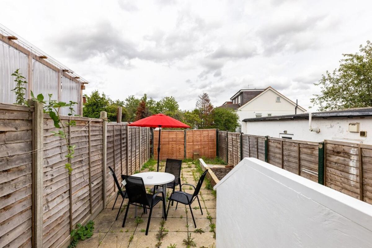 Flat Near Wembley, Self Check In, Garden London