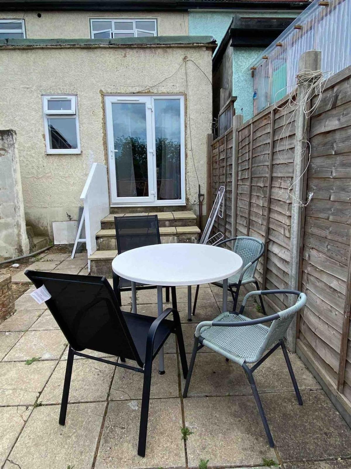 Flat Near Wembley, Self Check In, Garden Apartment London