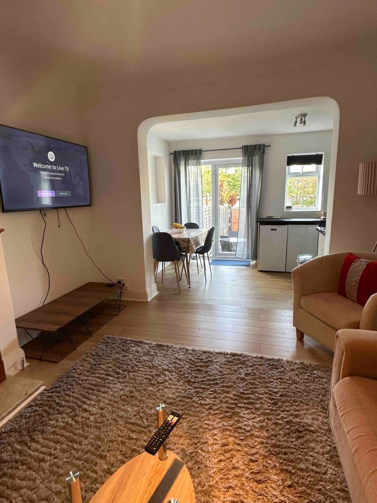 Apartment Flat Near Wembley, Self Check In, Garden London