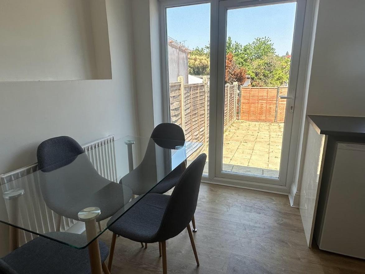 Flat Near Wembley, Self Check In, Garden Apartment London
