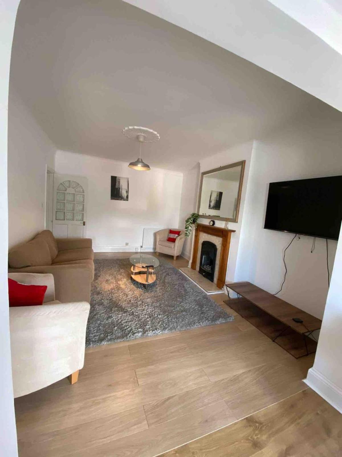Flat Near Wembley, Self Check In, Garden Apartment London