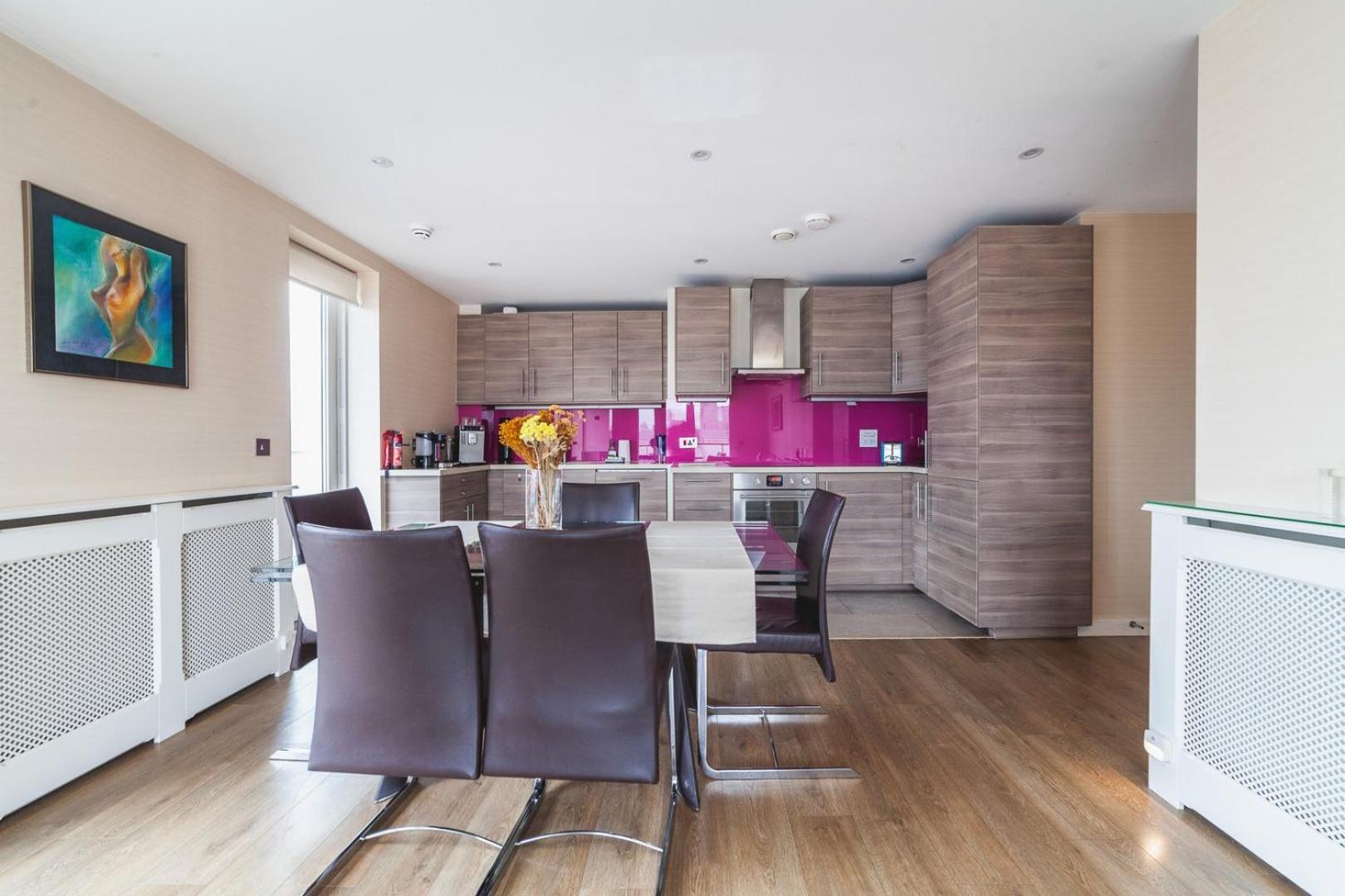 Apartment Cosy 2-bed Poplar Flat W/ Views London
