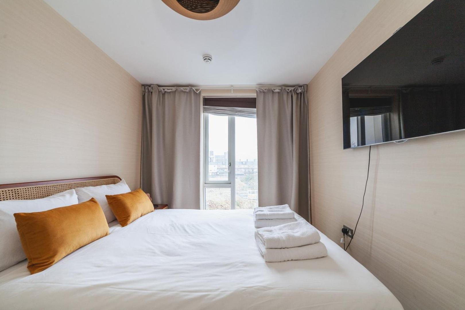 Cosy 2-bed Poplar Flat W/ Views *
