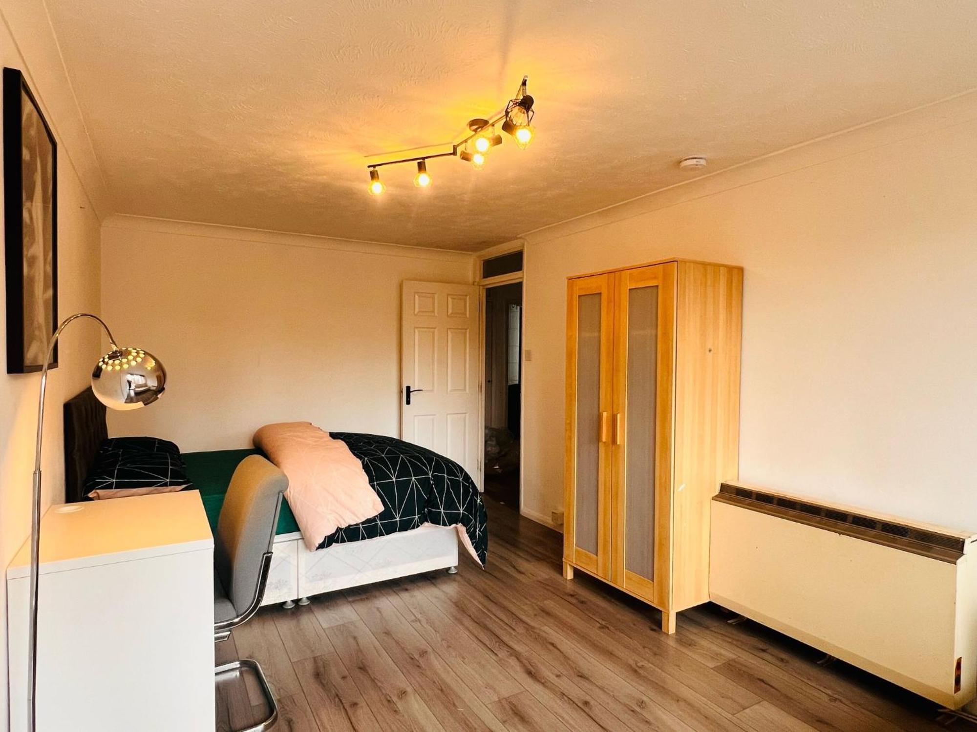 Charming 3-bedroom, Bow, Londen