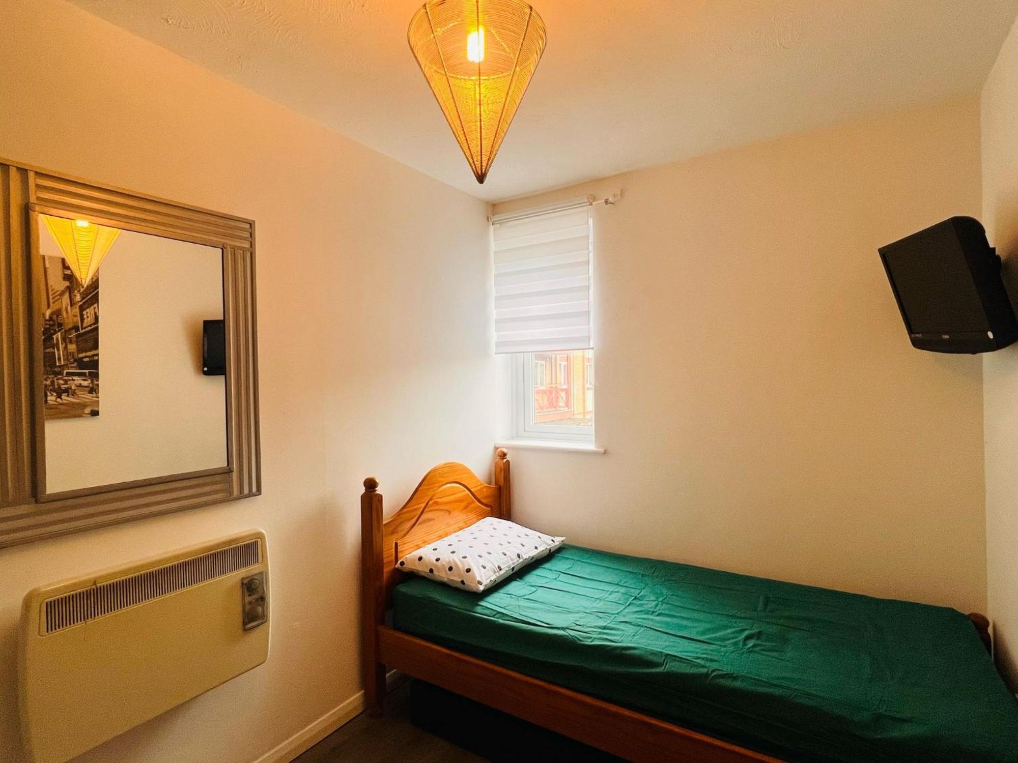 Charming 3-bedroom, Bow, Appartement Londen