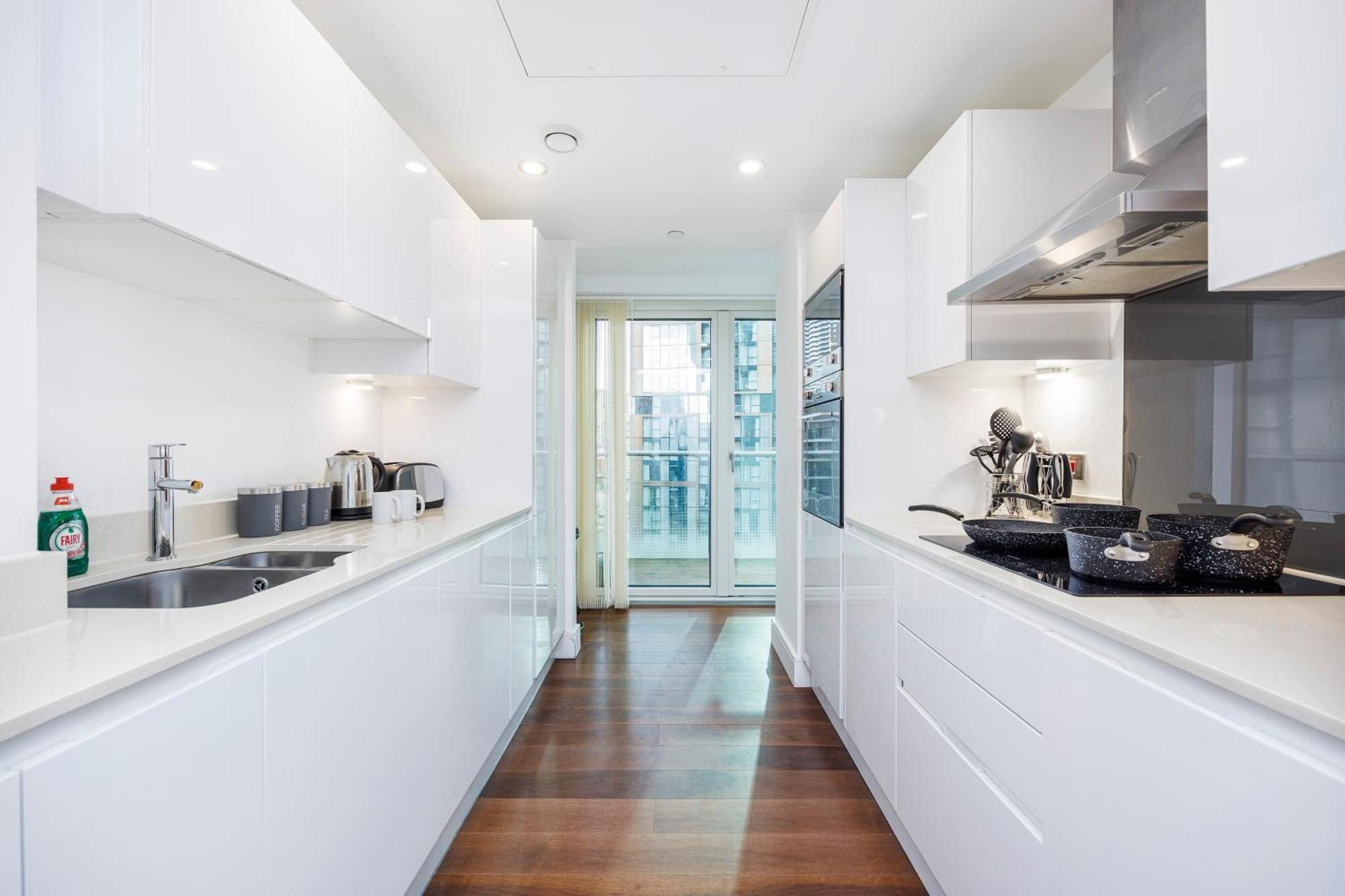 3 Bed In Canary Wharf, Weekly & Monthly Offers London