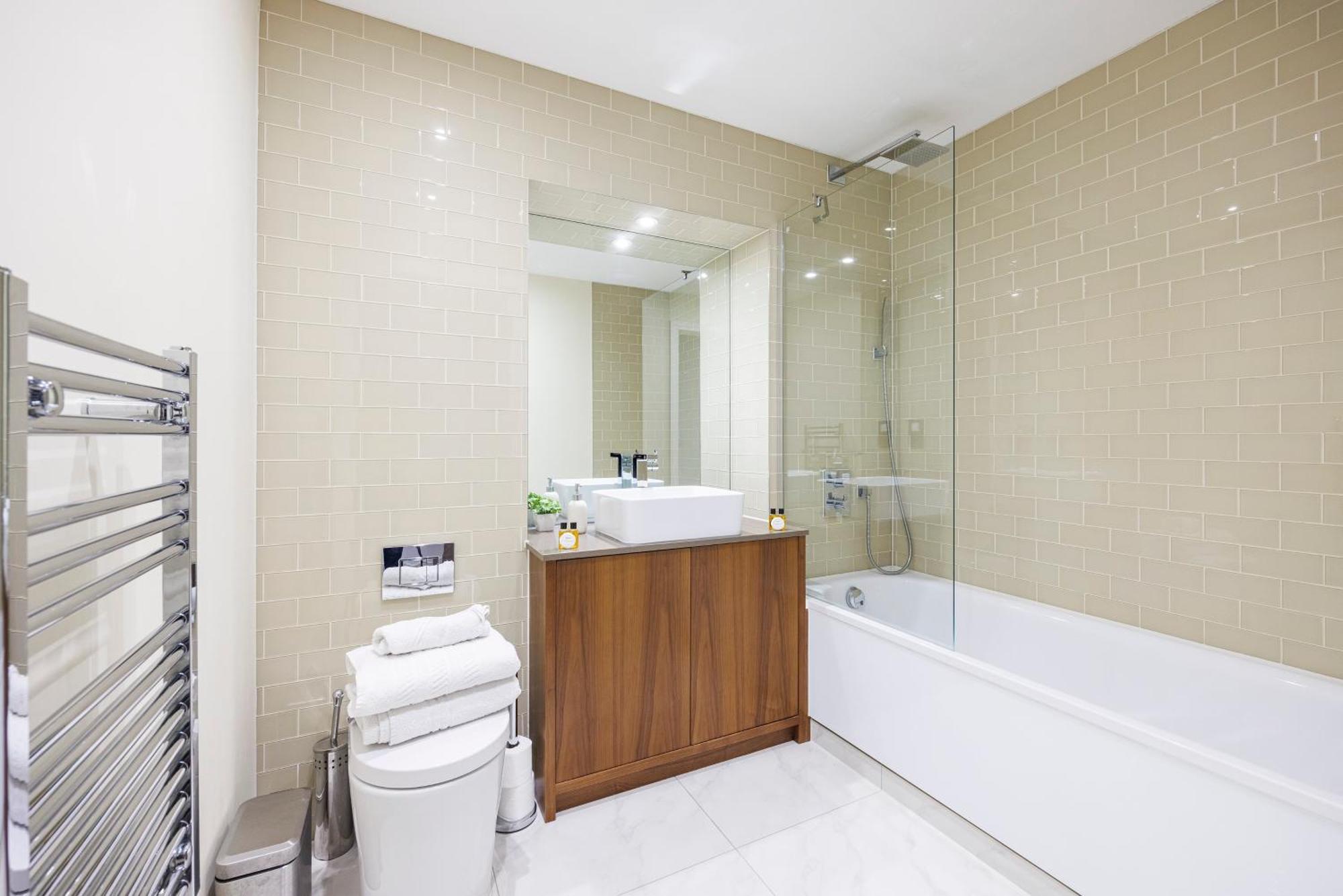 3 Bed In Canary Wharf, Weekly & Monthly Offers * London