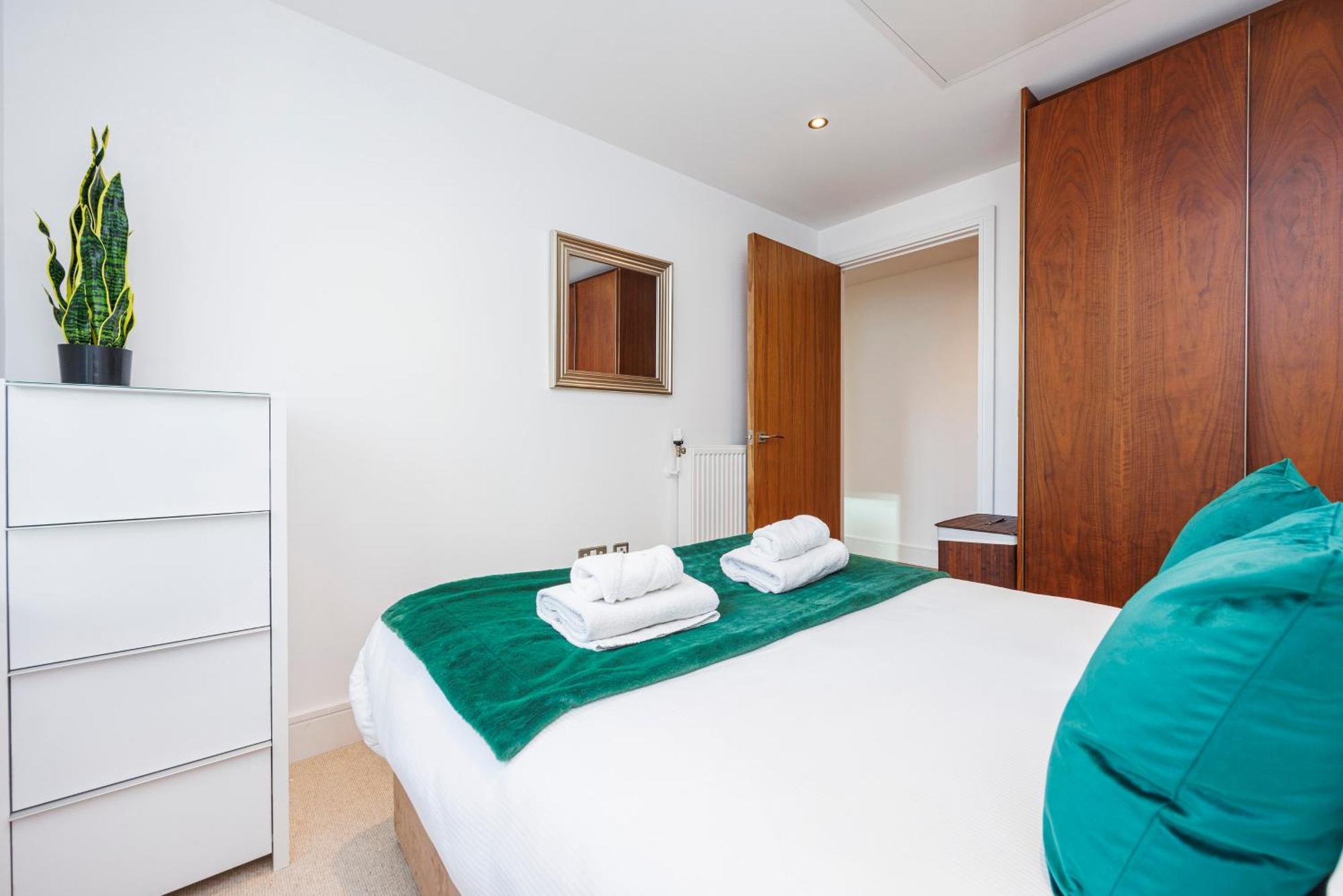 3 Bed In Canary Wharf, Weekly & Monthly Offers