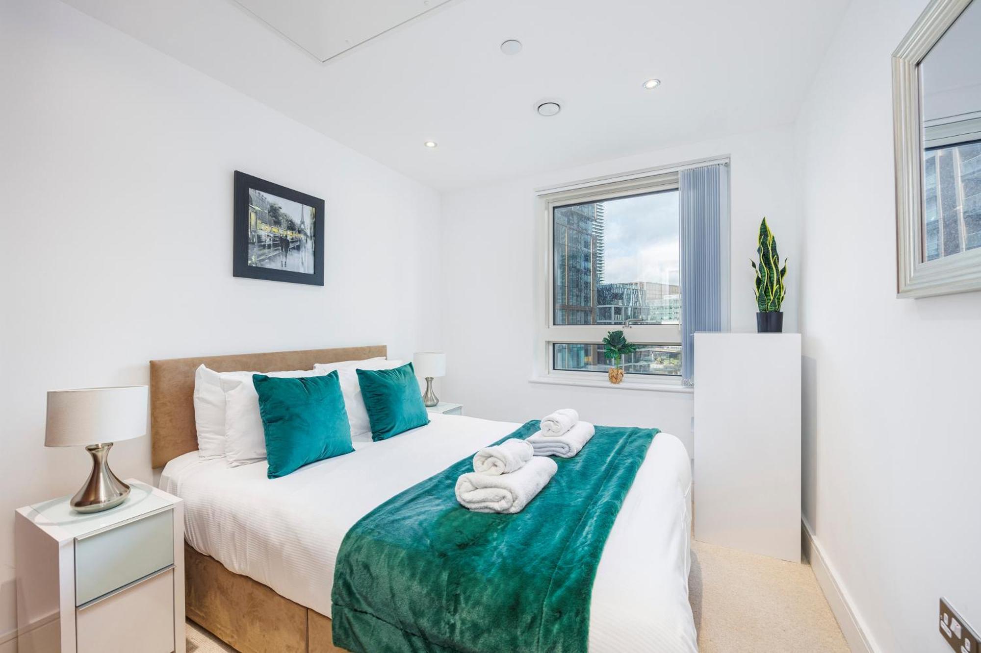 3 Bed In Canary Wharf, Weekly & Monthly Offers London