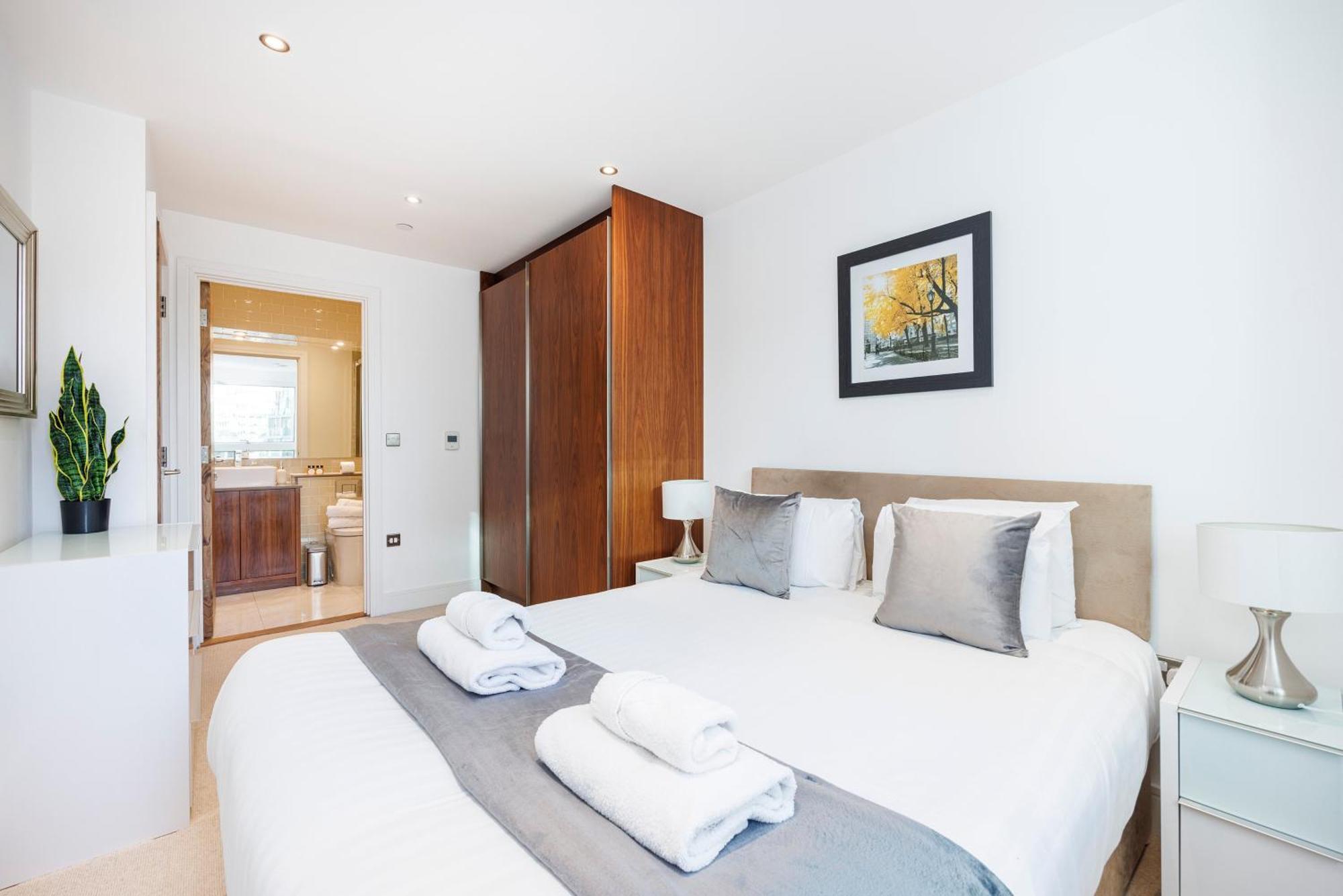 3 Bed In Canary Wharf, Weekly & Monthly Offers * London