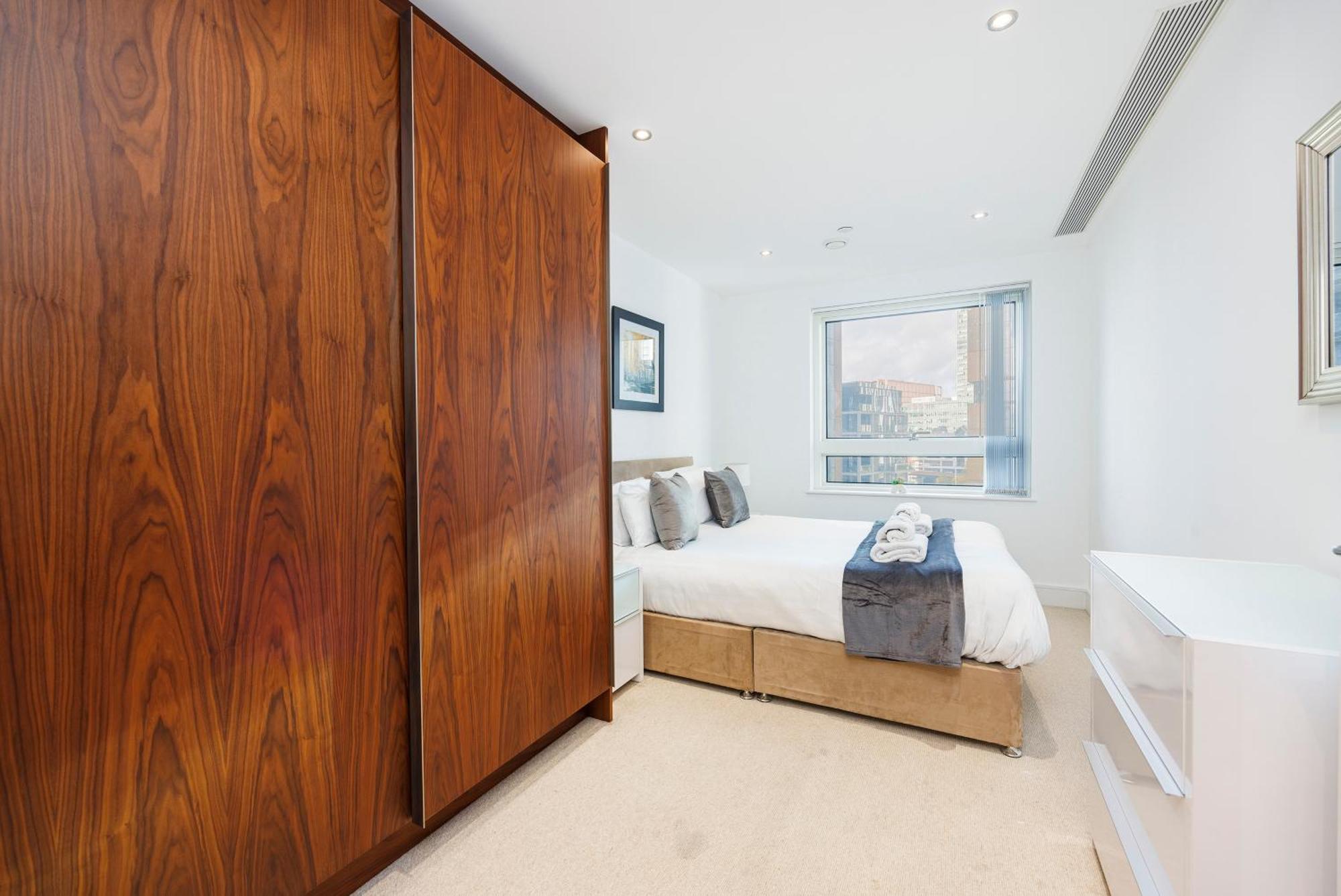 3 Bed In Canary Wharf, Weekly & Monthly Offers Apartment London