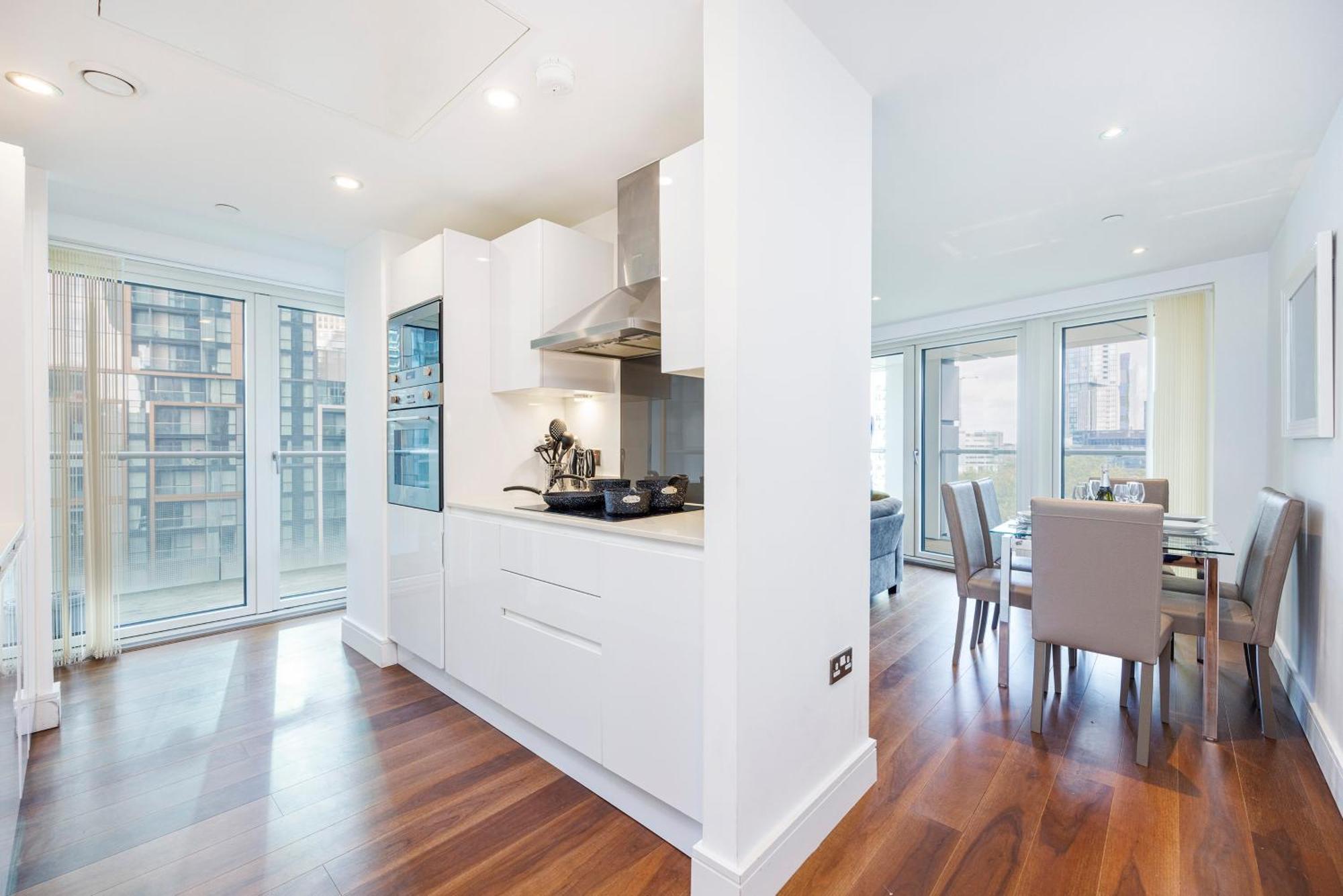 3 Bed In Canary Wharf, Weekly & Monthly Offers London