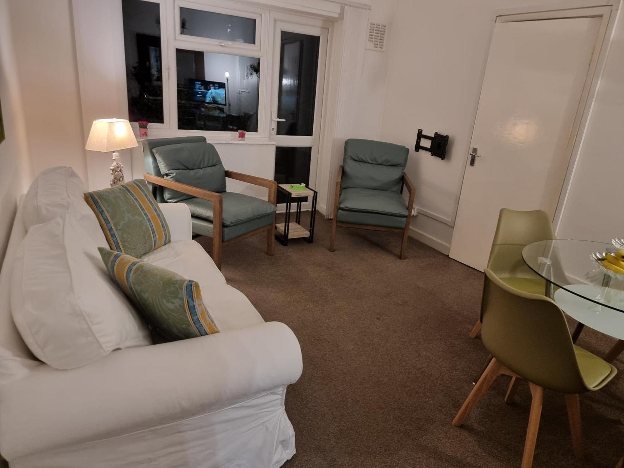 Conveniently Located Comfortable Close To Notting Hill *