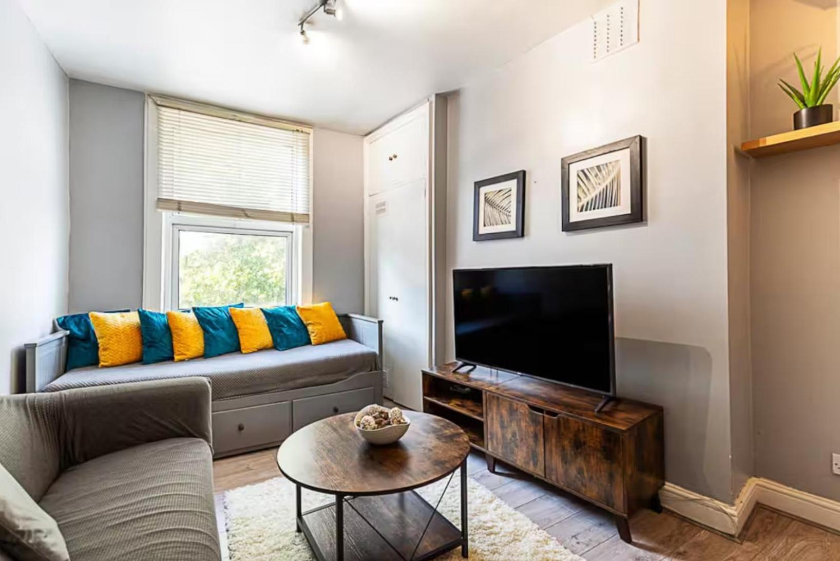 Clapham - 3 Bedroom Flat Apartment *