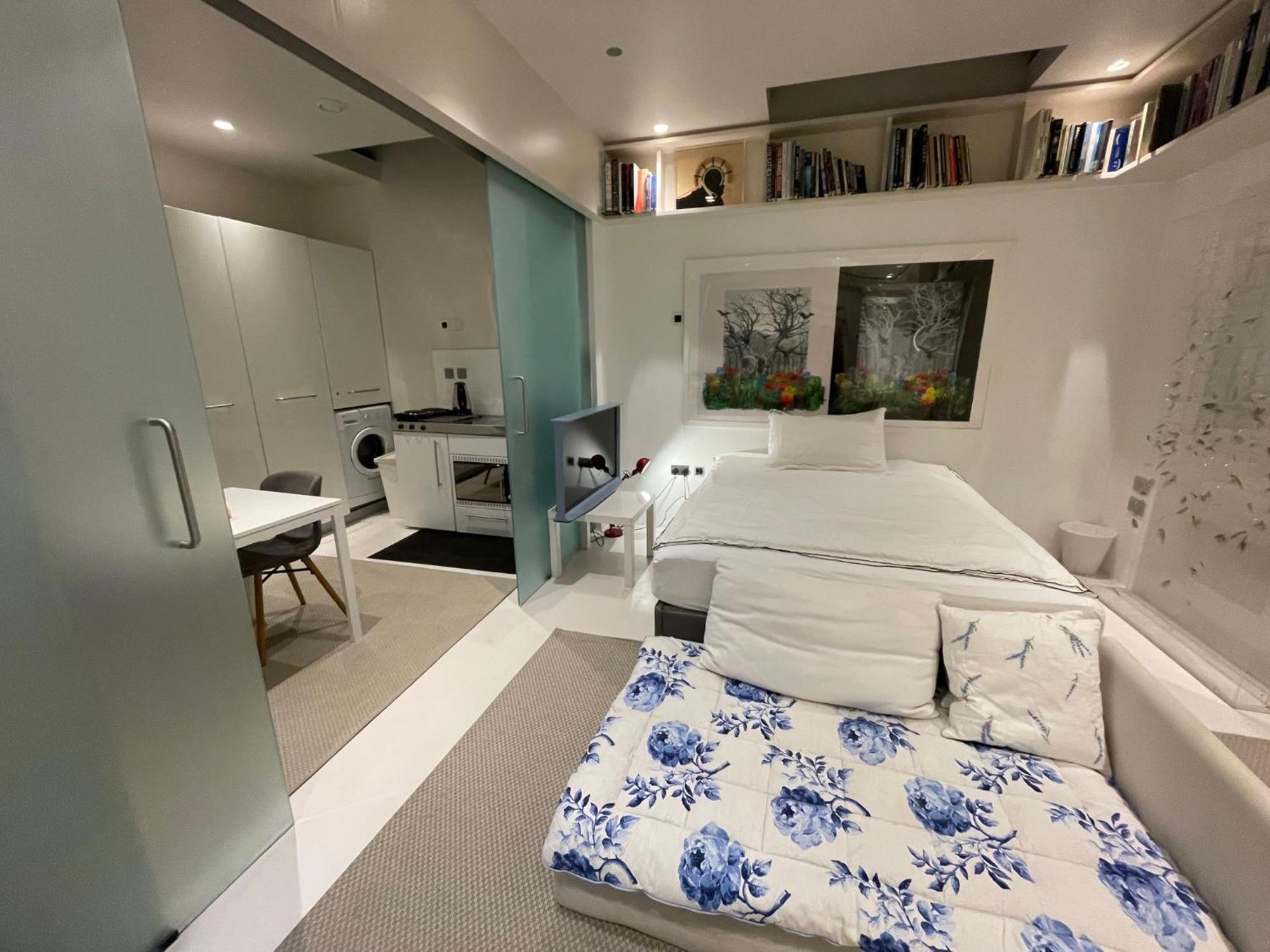 Modern Self-contained Ground And Basement Londen