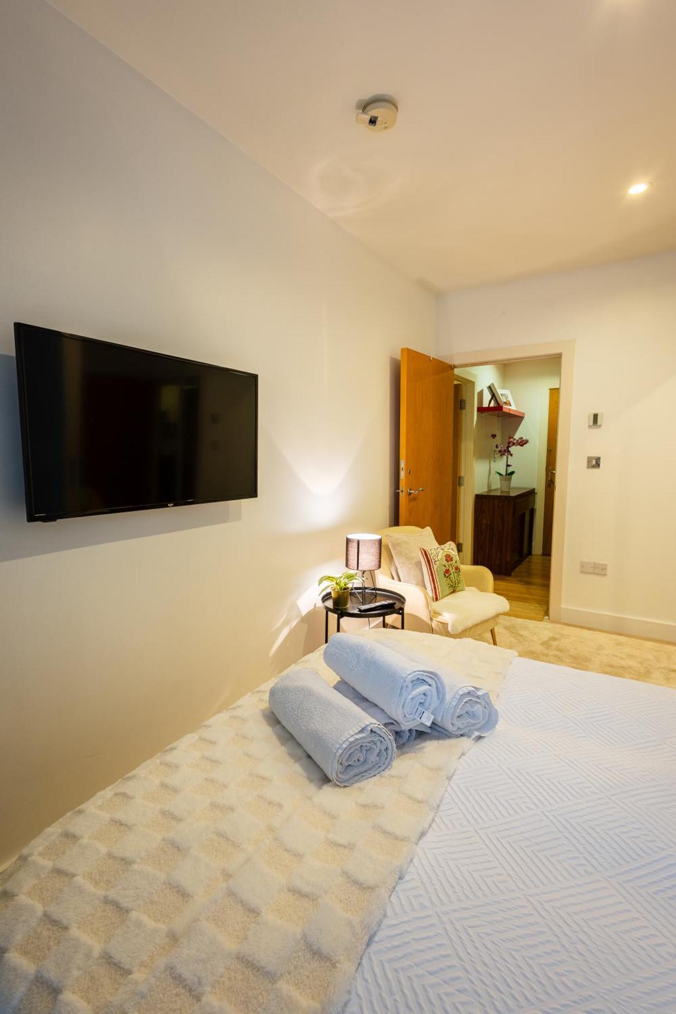Lux To Eye Guest house London