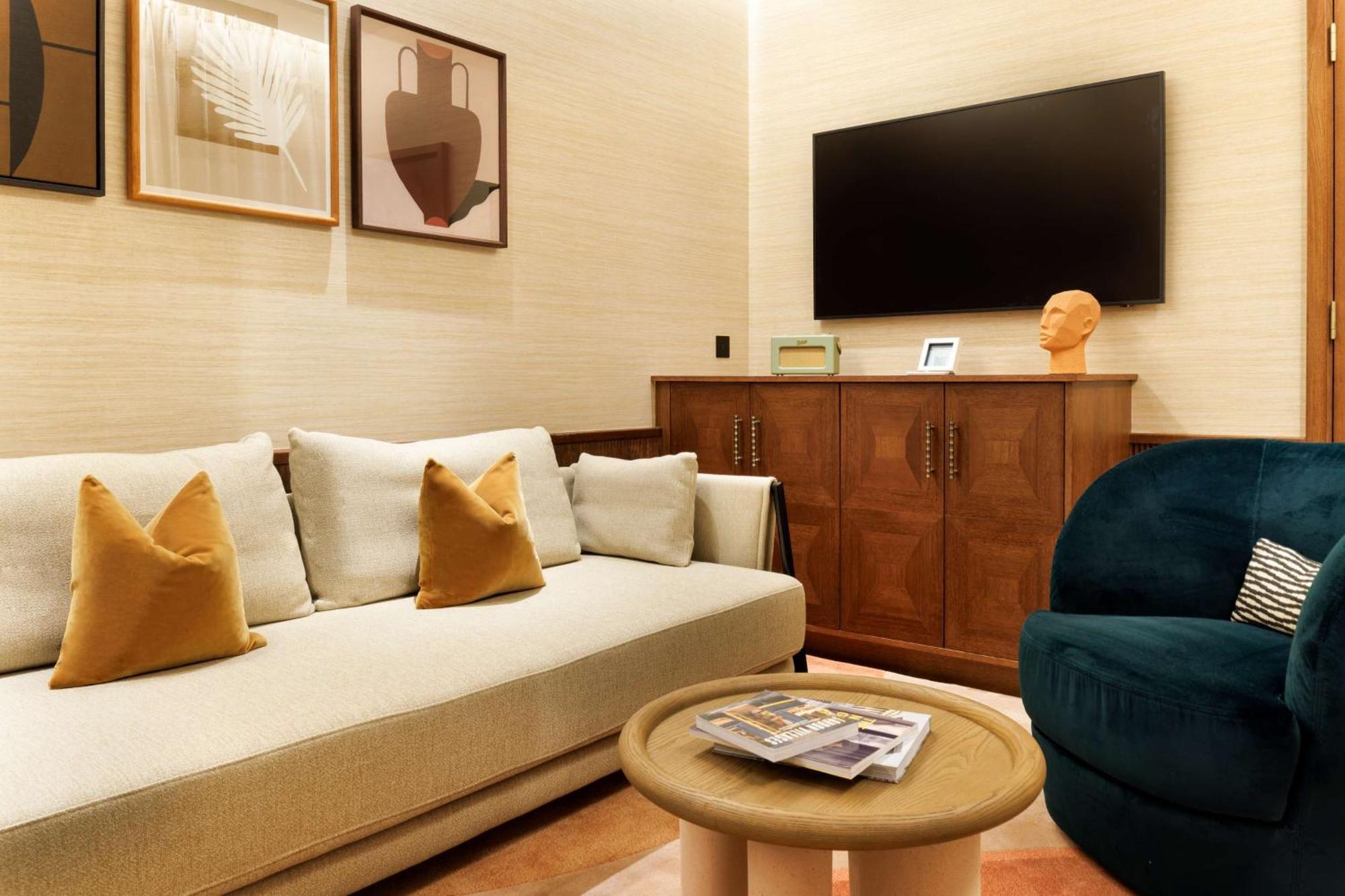 Hotel The Trafalgar St. James, Curio Collection By Hilton