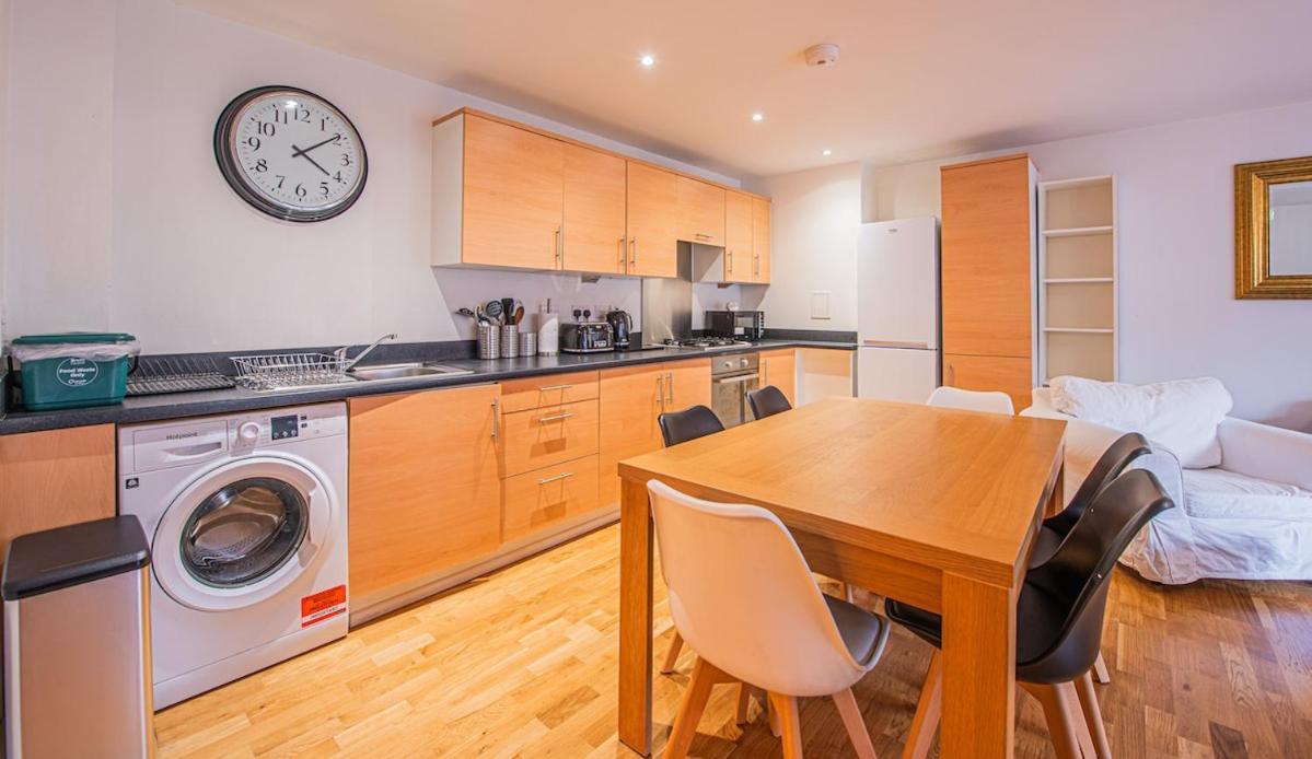 Stylish Spacious 3 Bed 5min Walk From Station Apartment