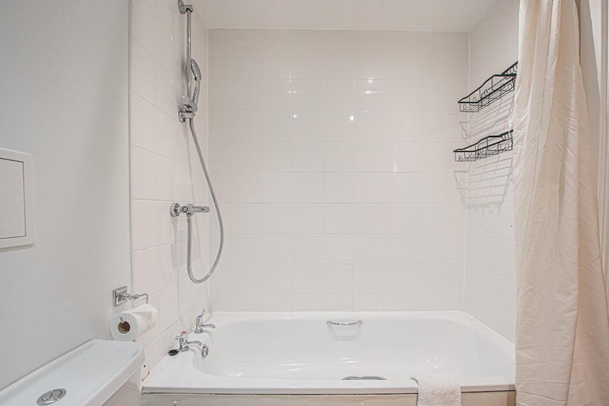 Stylish Spacious 3 Bed 5min Walk From Station Apartment