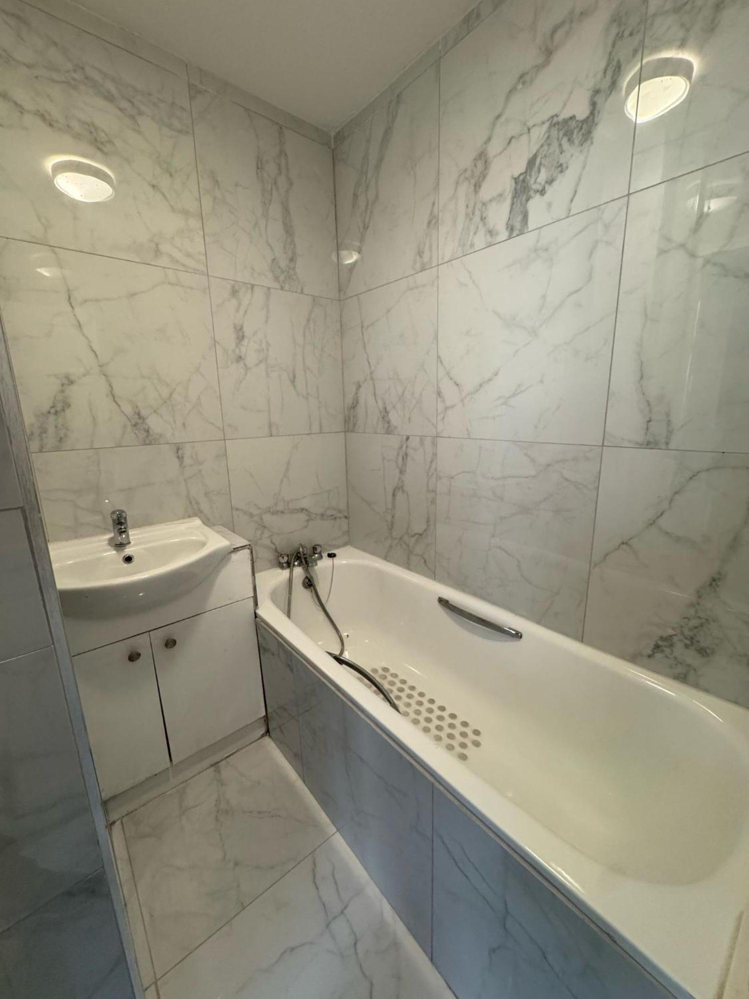2 Bedroom Flat On First Floor London