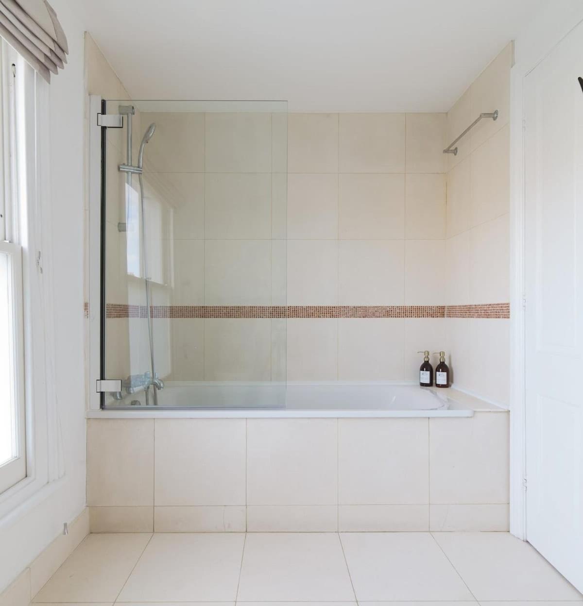 Holiday home Luxury 5-bedroom Town House In Brook London