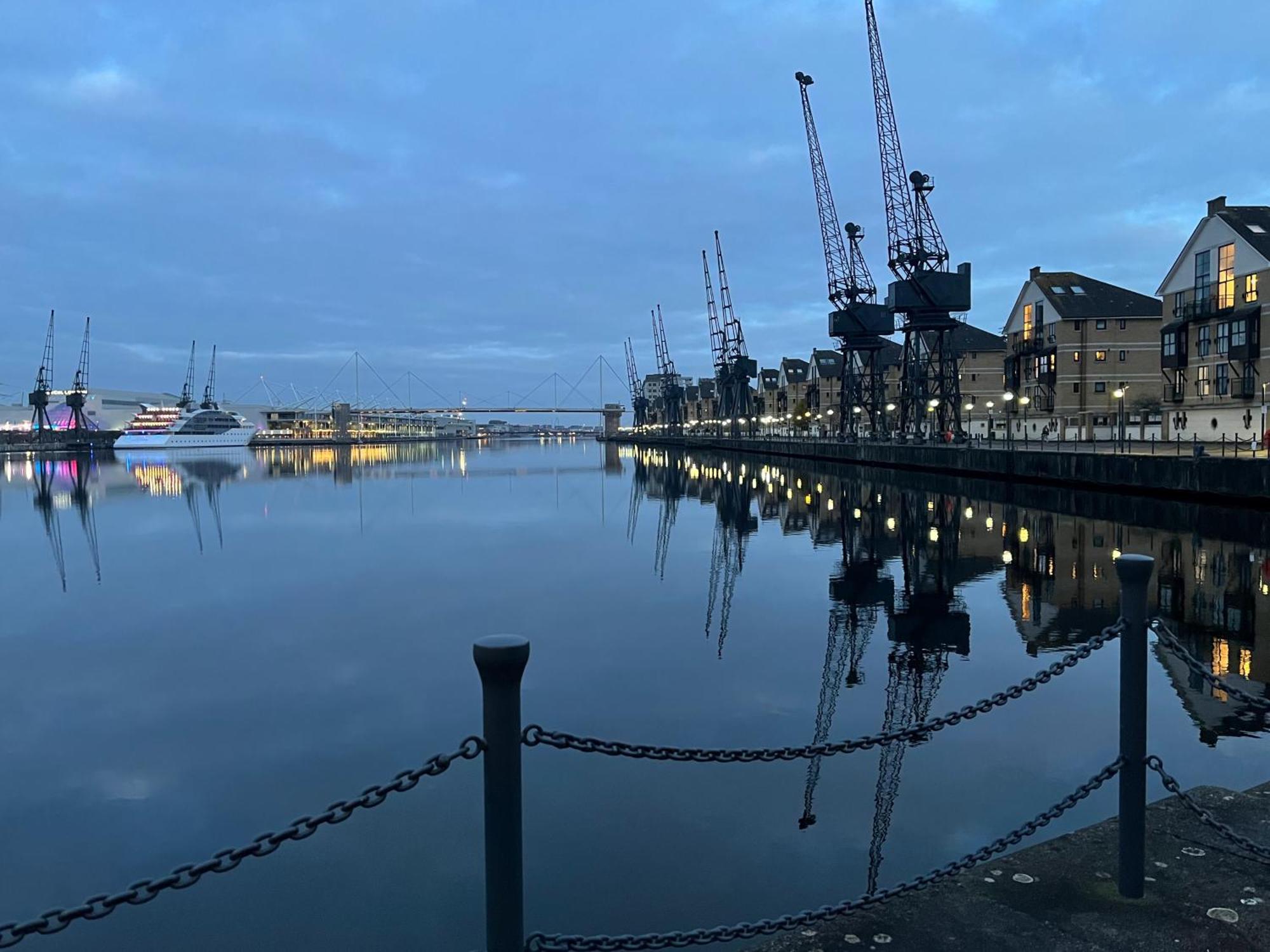 Panoramic Docklands With Waterfront Views Londen
