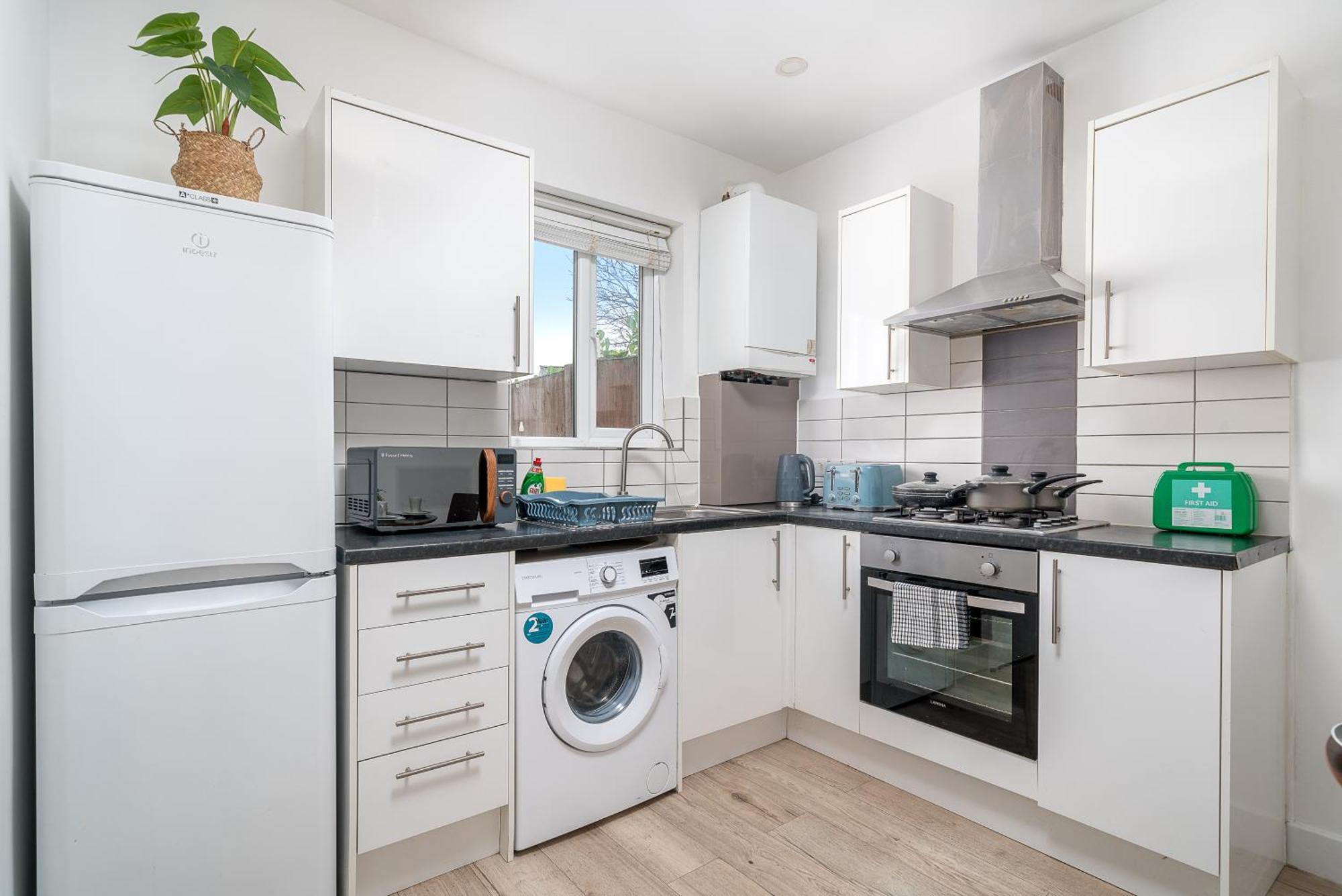 Canning Town 4 Bed Flat Sleeps 7- For Groups, Families And Contractors- With Free Parking Apartment London