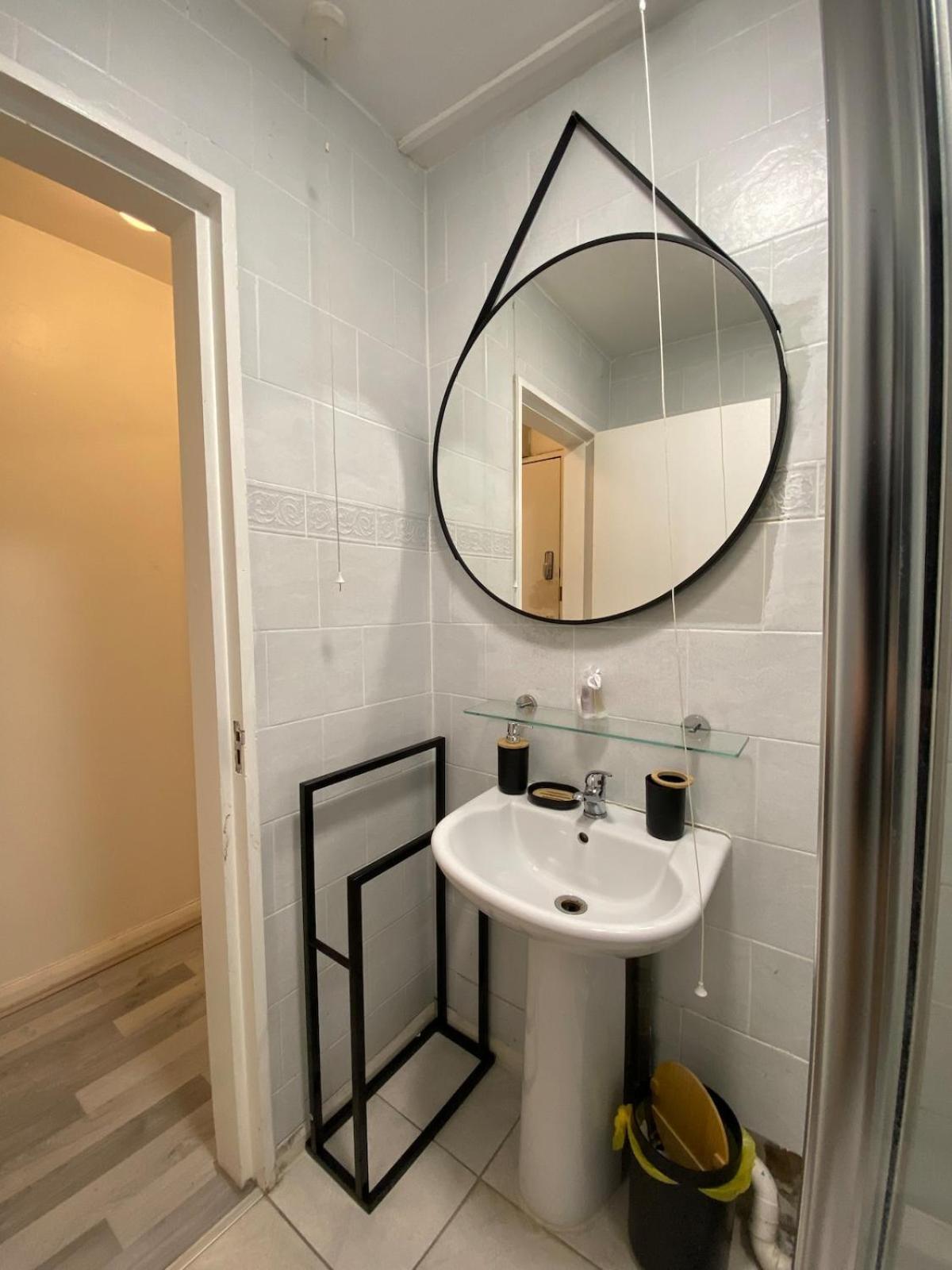 Modern Flat In Apartment *