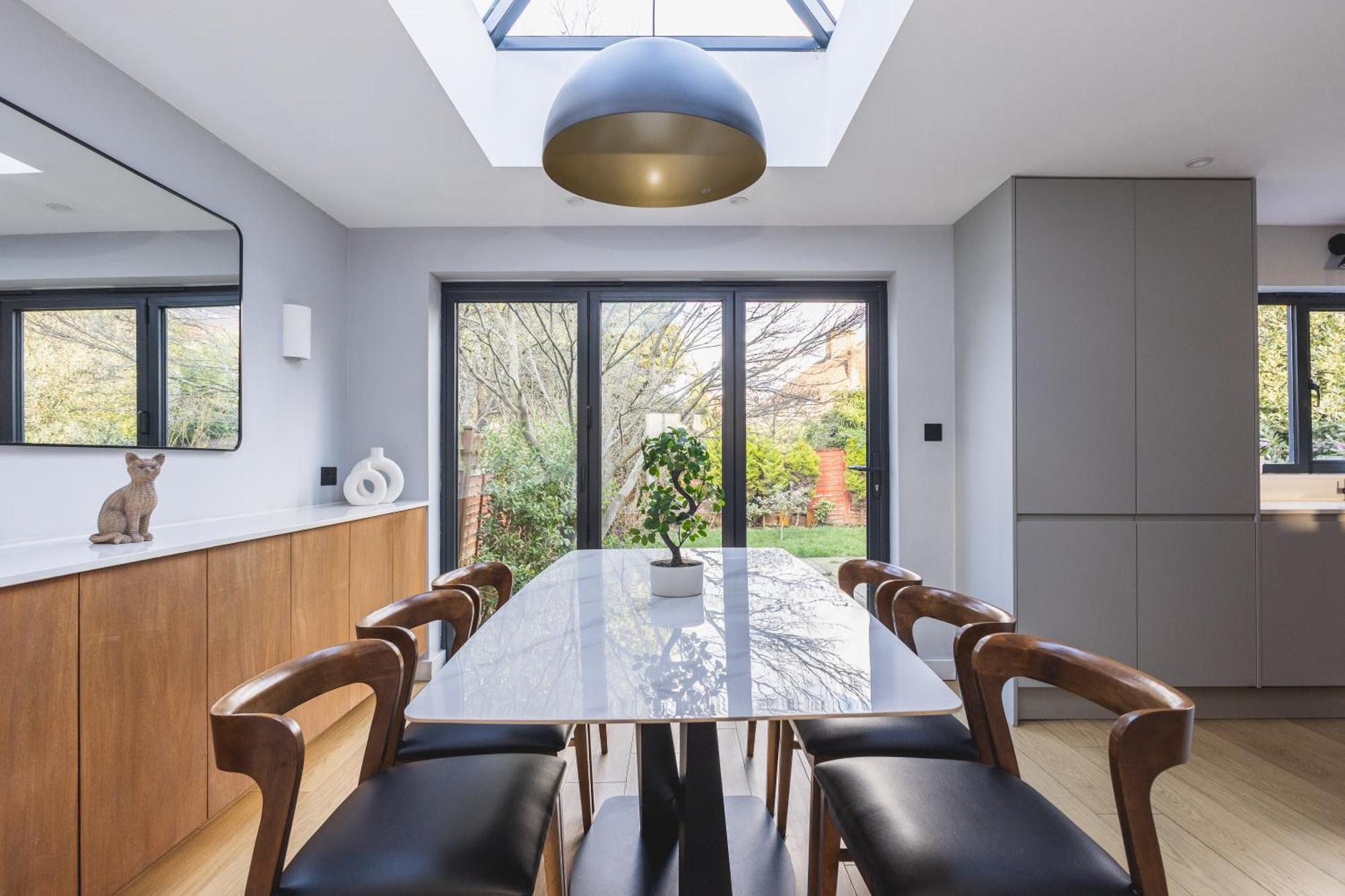 Apartment Upscale House In Acton East *