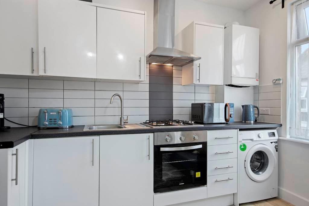 Canning Town 4 Bed Flat Sleeps 7- For Groups, Families And Contractors- With Free Parking Apartment London