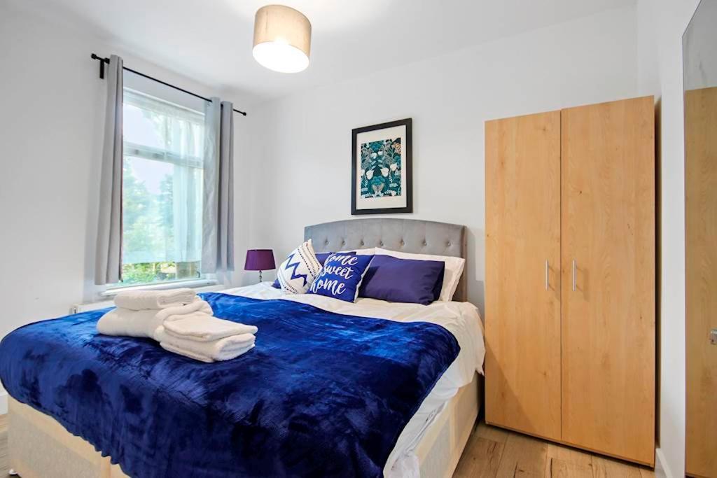 Canning Town 4 Bed Flat Sleeps 7- For Groups, Families And Contractors- With Free Parking * London