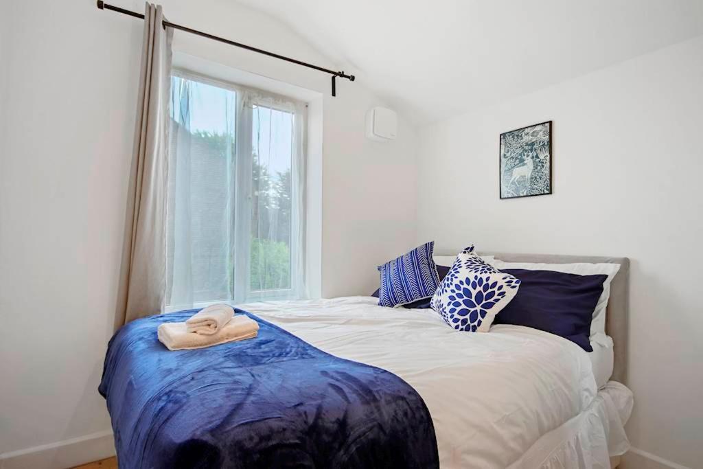 Canning Town 4 Bed Flat Sleeps 7- For Groups, Families And Contractors- With Free Parking Apartment *