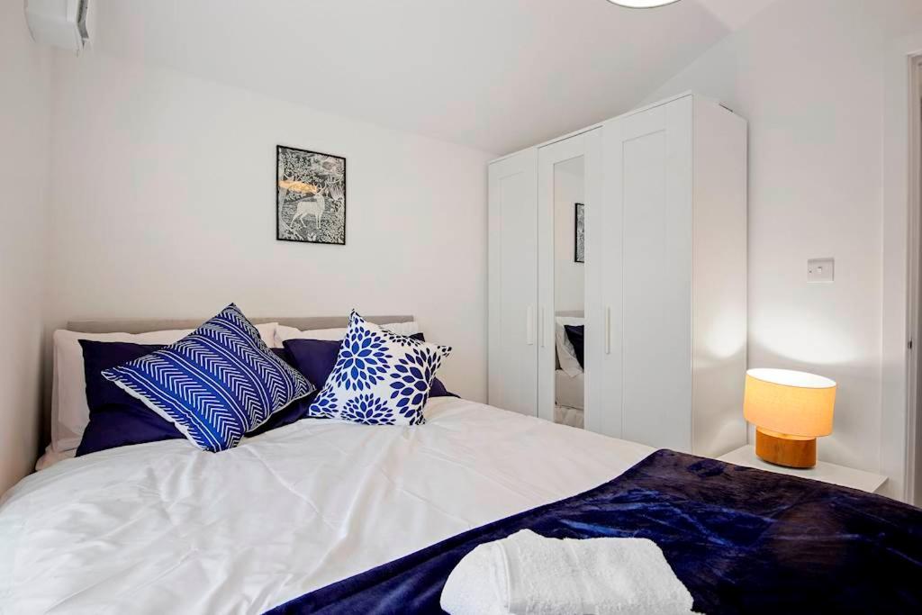Canning Town 4 Bed Flat Sleeps 7- For Groups, Families And Contractors- With Free Parking Apartment