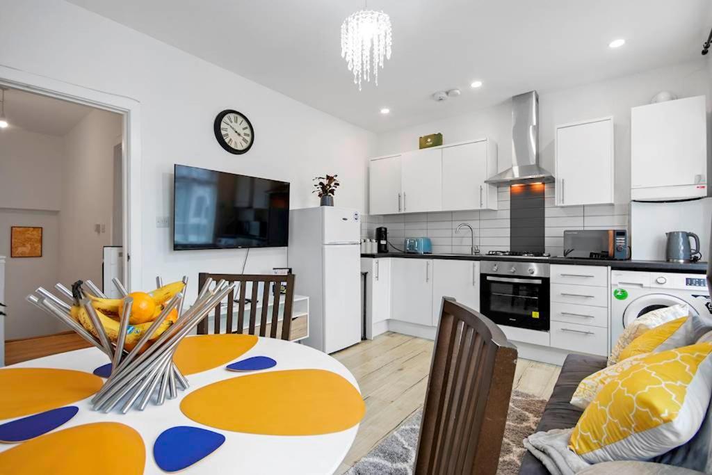 Canning Town 4 Bed Flat Sleeps 7- For Groups, Families And Contractors- With Free Parking Apartment
