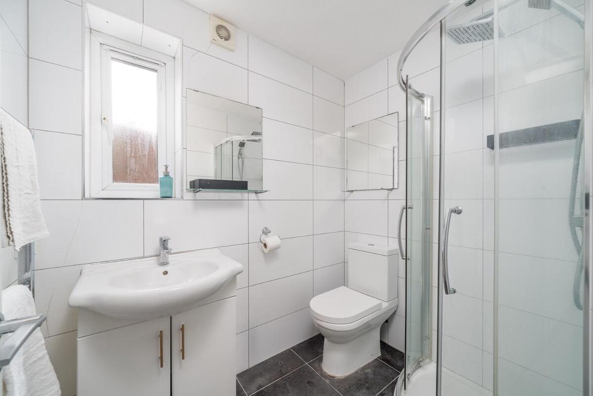 Canning Town 4 Bed Flat Sleeps 7- For Groups, Families And Contractors- With Free Parking London