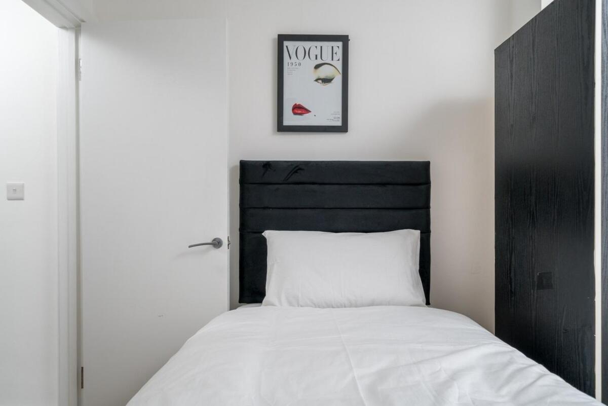 Canning Town 4 Bed Flat Sleeps 7- For Groups, Families And Contractors- With Free Parking Apartment *