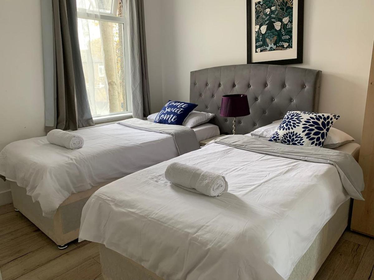 Canning Town 4 Bed Flat Sleeps 7- For Groups, Families And Contractors- With Free Parking London
