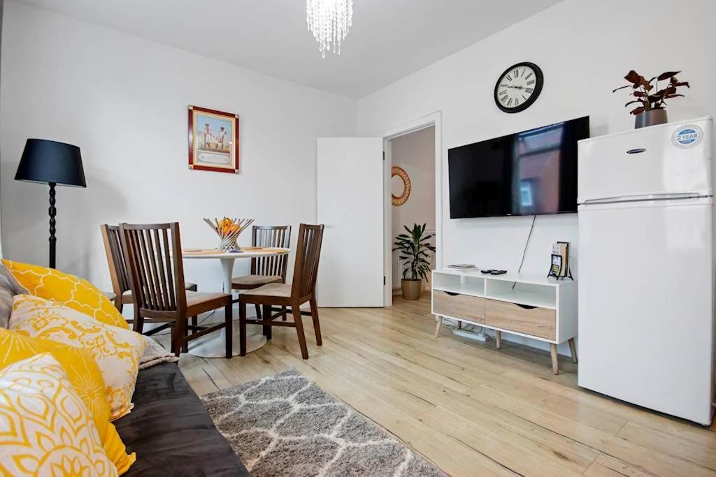 Canning Town 4 Bed Flat Sleeps 7- For Groups, Families And Contractors- With Free Parking Apartment *