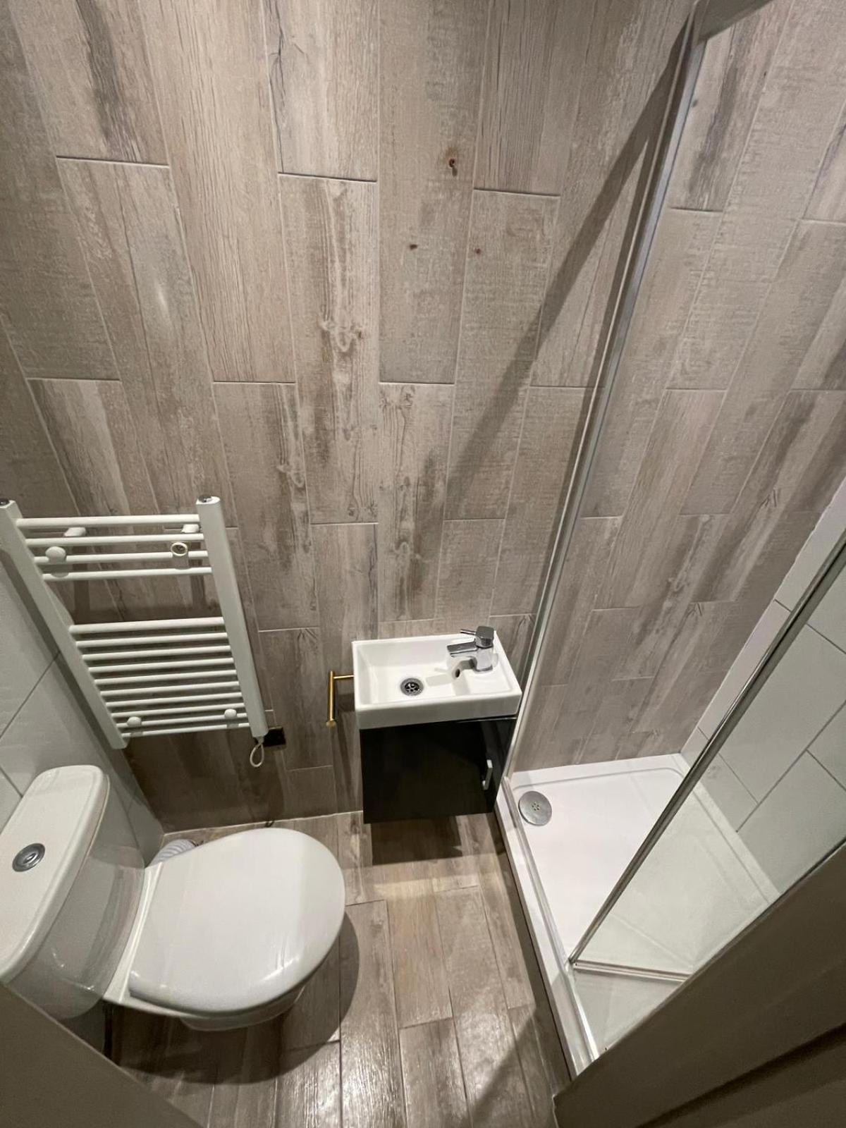 Letzi Premium Cozy Retreat Private En-suite Rooms, Wembley Guest house London