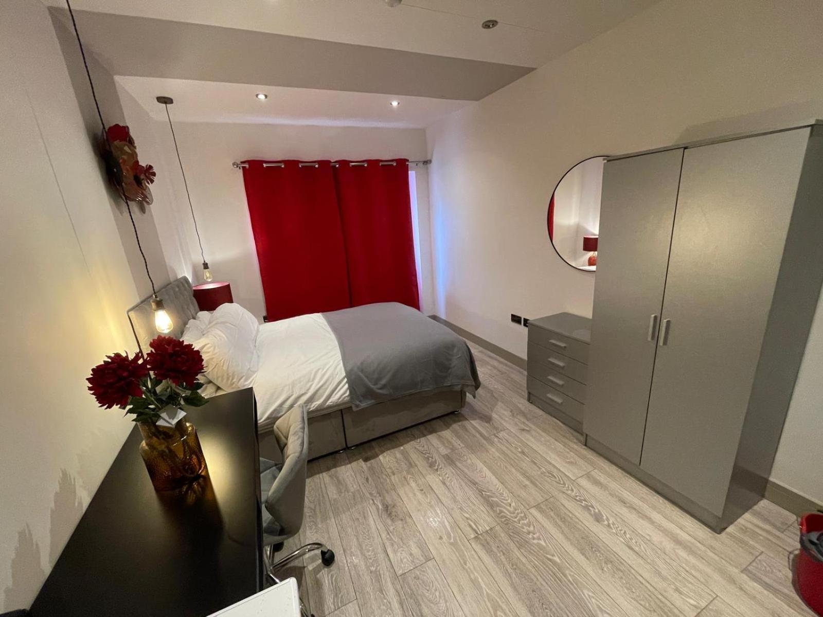 Letzi Premium Cozy Retreat Private En-suite Rooms, Wembley Londen