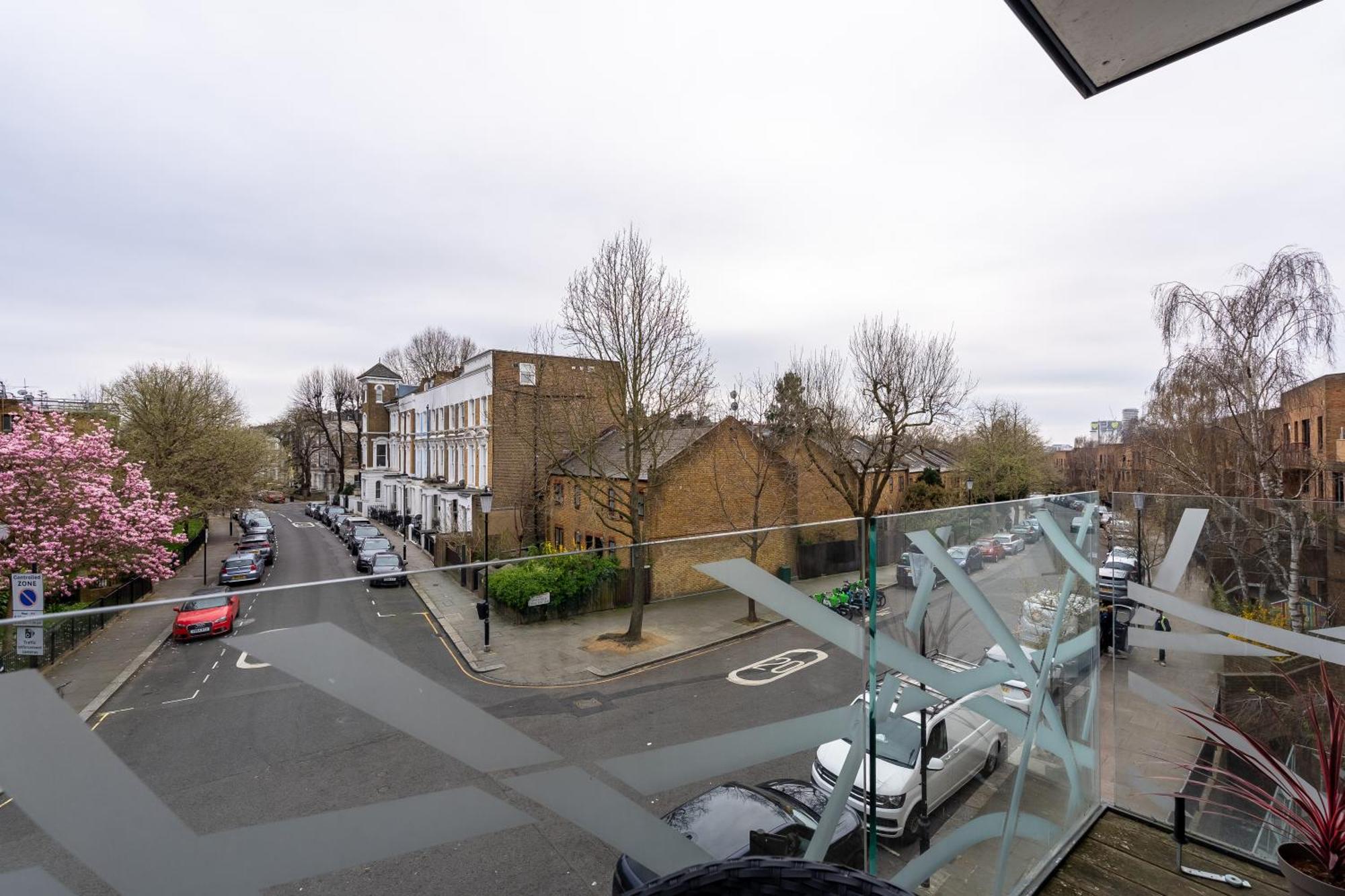 Modern, Stylishly Furnished Apartment, With Wrap Around Balcony In Notting Hill Londen