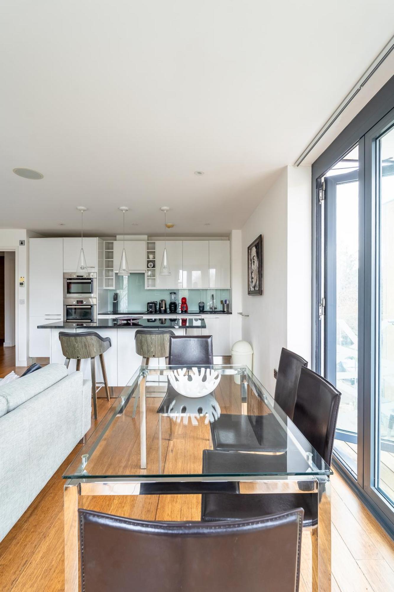 Modern, Stylishly Furnished Apartment, With Wrap Around Balcony In Notting Hill Appartement Londen