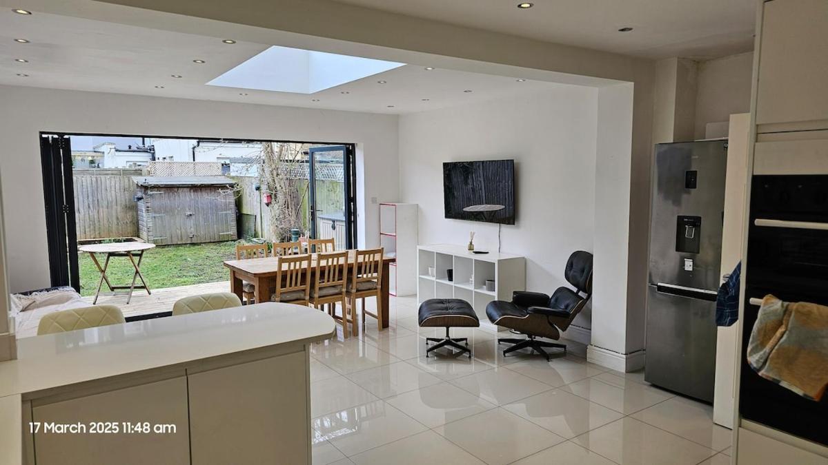 Beautiful 4 Bedroom House With Separate Office & Garden Holiday home London