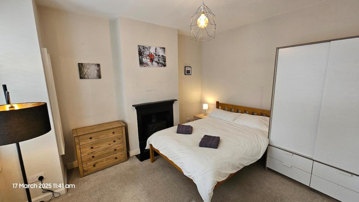 Beautiful 4 Bedroom House With Separate Office & Garden Holiday home London