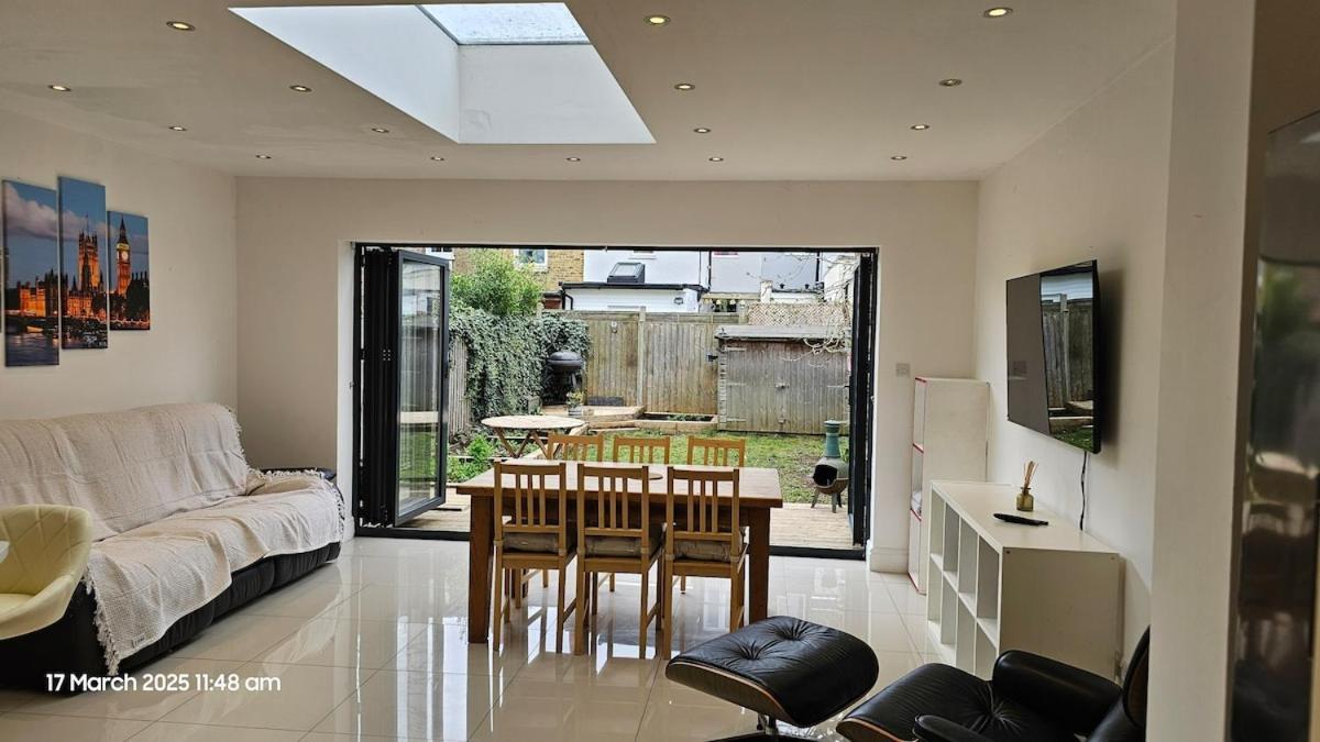 Holiday home Beautiful 4 Bedroom House With Separate Office & Garden London